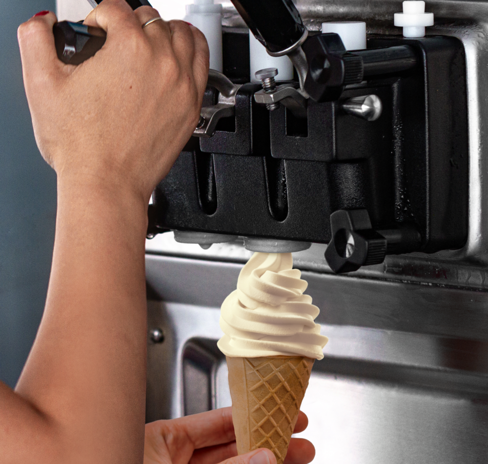 preparacion-helado-refrescante-dulce-maquina-helados-dia-verano